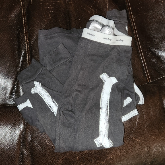 Baby GAP toddler skeleton Halloween pajamas - Picture 4 of 5